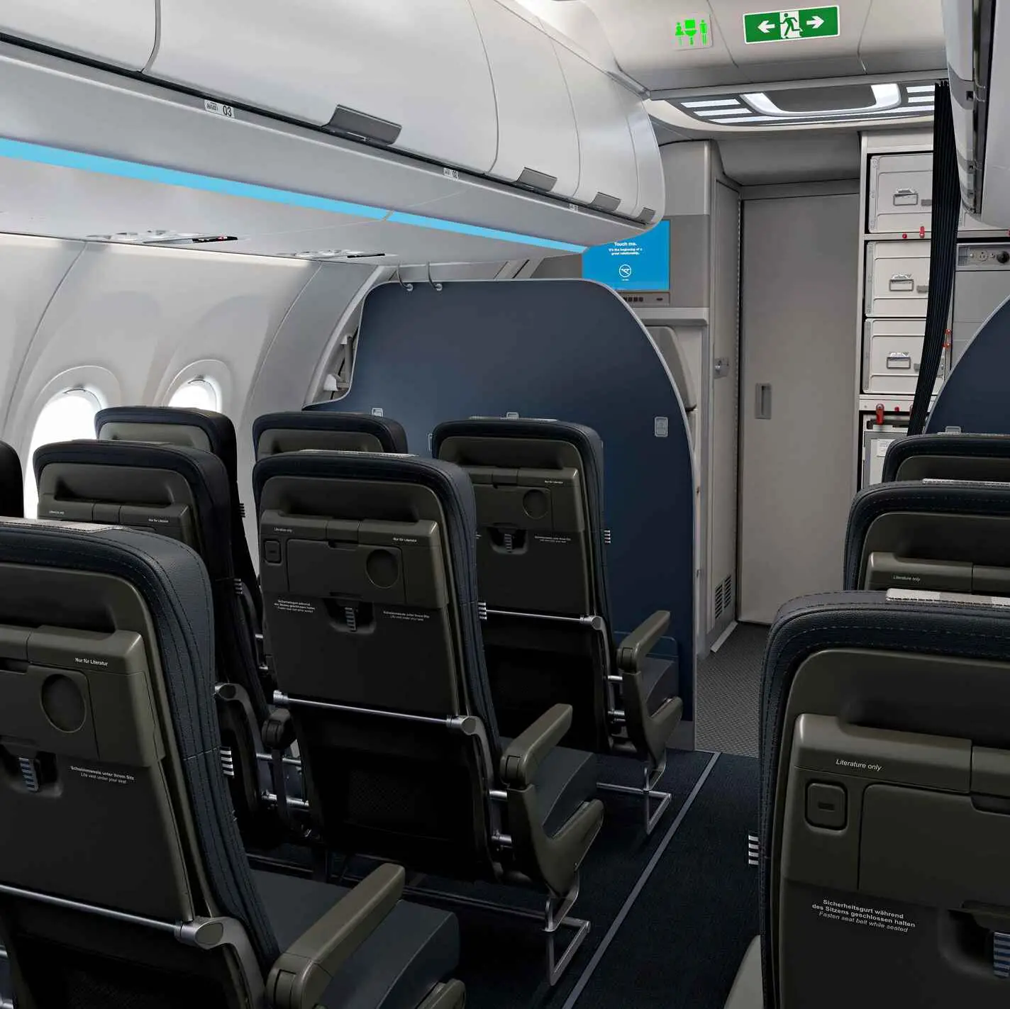 Pohled na třídu Business Class letadla Airbus A32xneo s výhledem na dveře do kokpitu