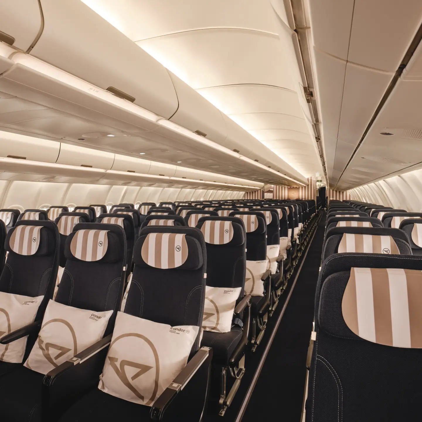Pohled na třídu Premium Economy Class společnosti Condor