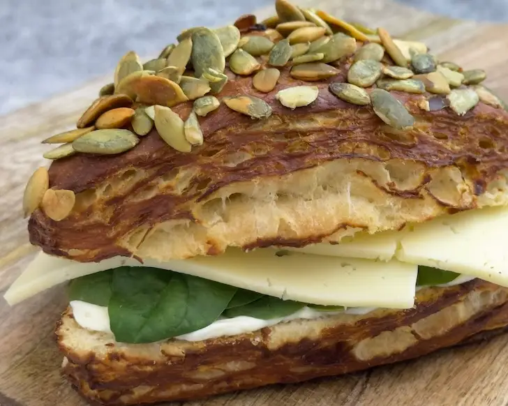 Pain bretzel à la citrouille et au fromage de Tilsit