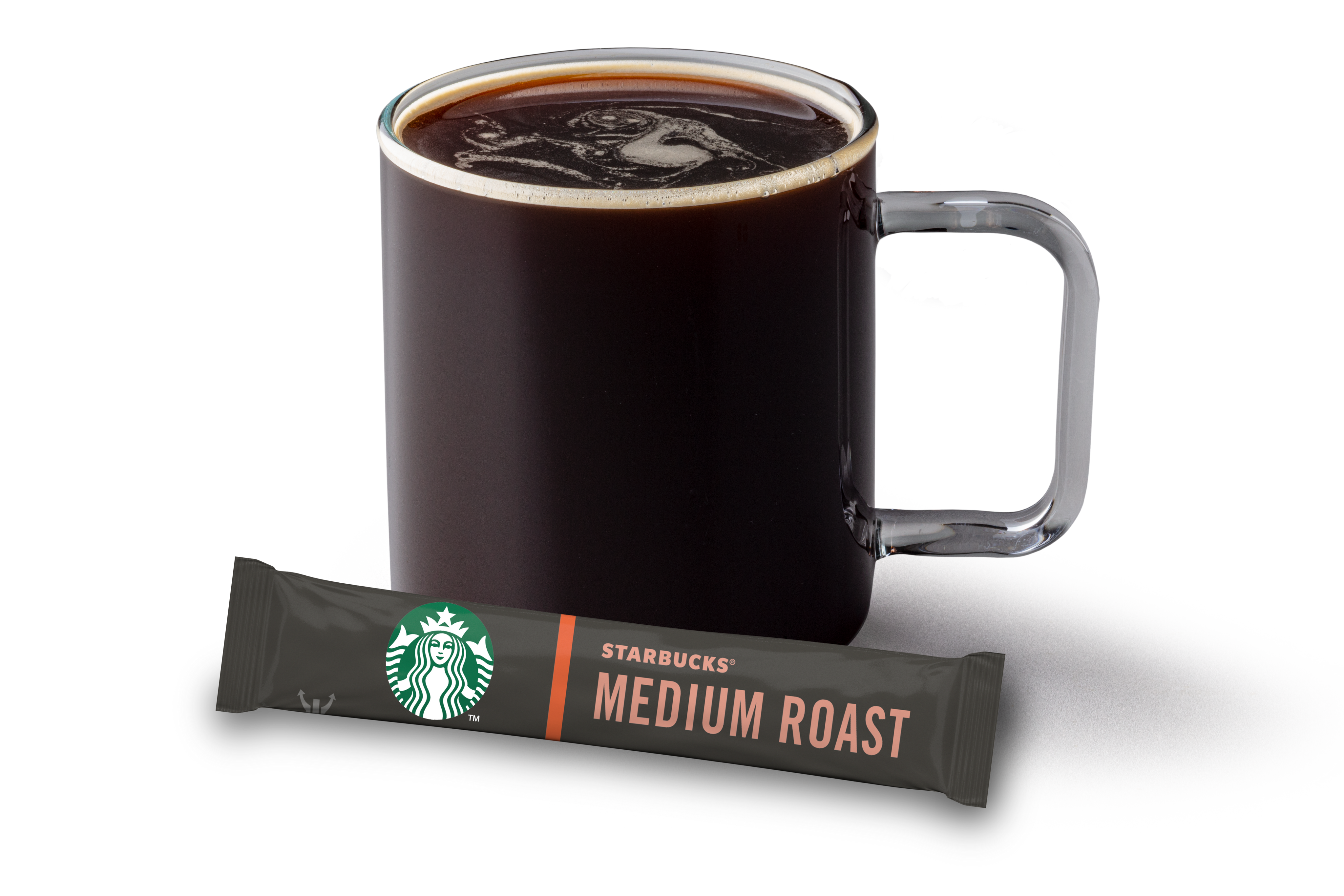 Una taza de café de Starbucks con una bolsa de café instantáneo de tostado medio.