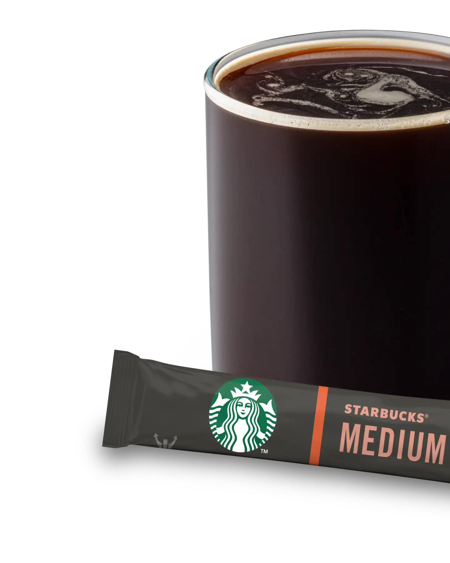 Una taza de café de Starbucks con una bolsa de café instantáneo de tostado medio.