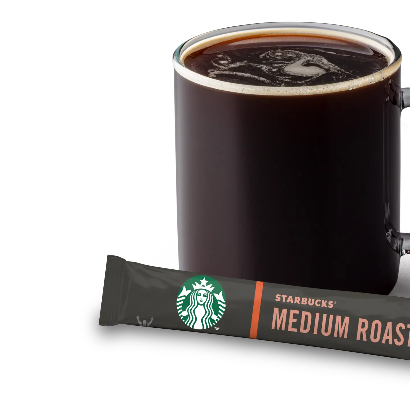 Una taza de café de Starbucks con una bolsa de café instantáneo de tostado medio.