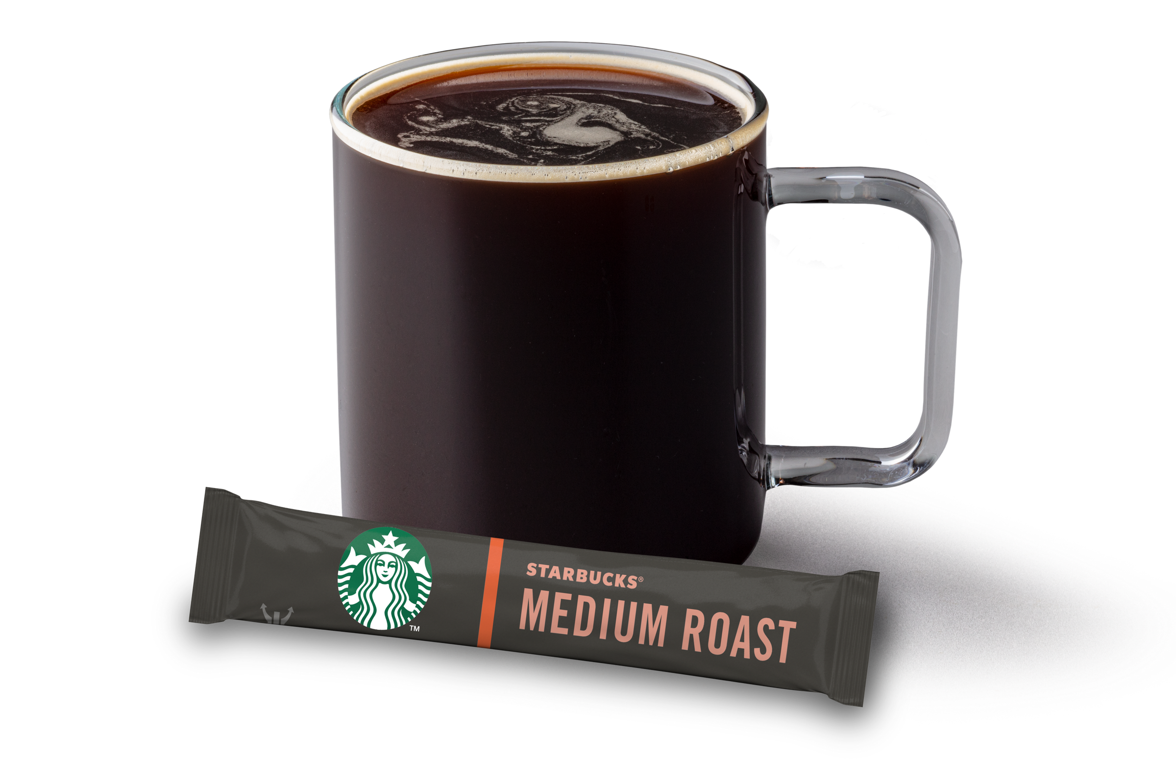 Una taza de café de Starbucks con una bolsa de café instantáneo de tueste medio.