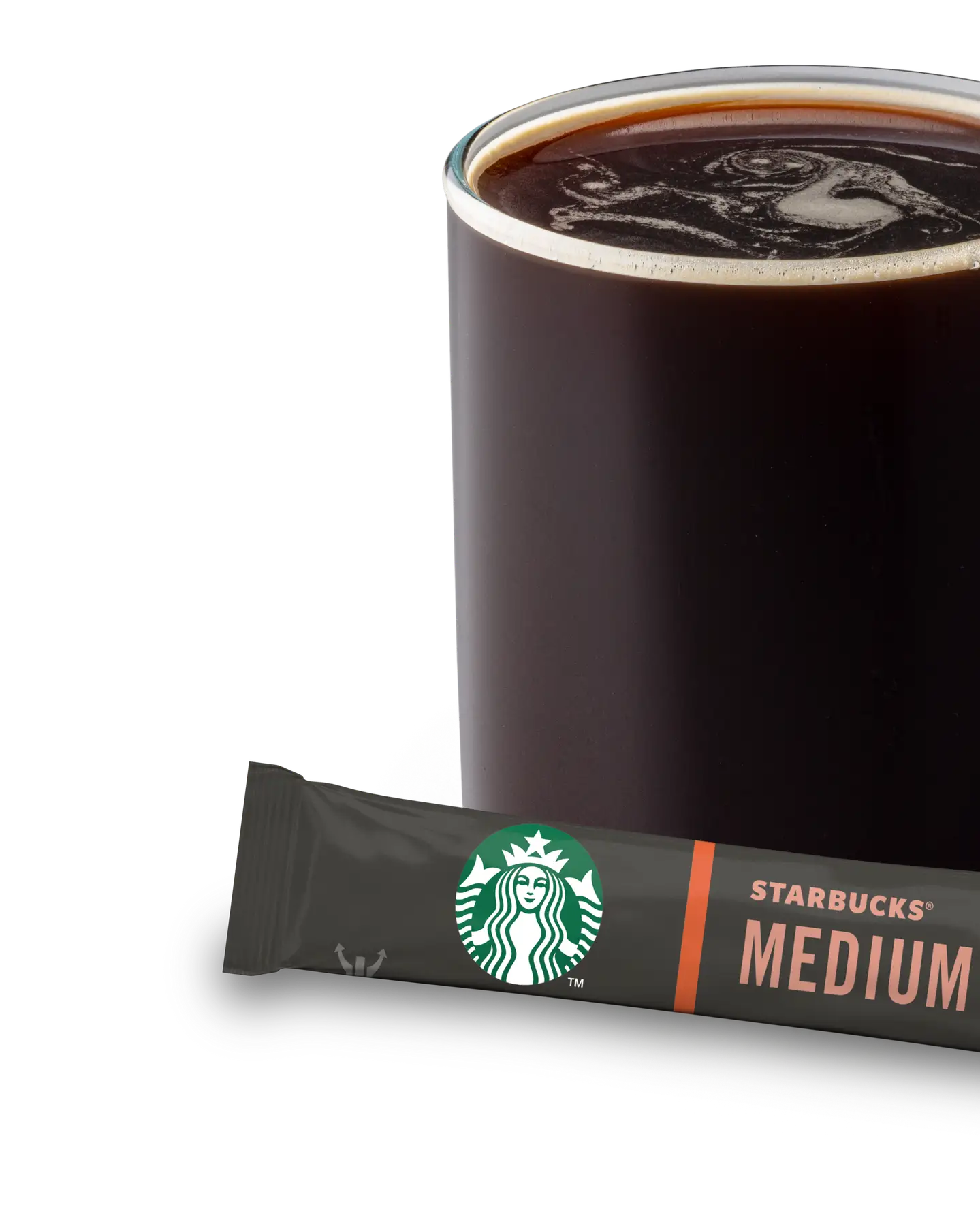 Una taza de café de Starbucks con una bolsa de café instantáneo de tueste medio.