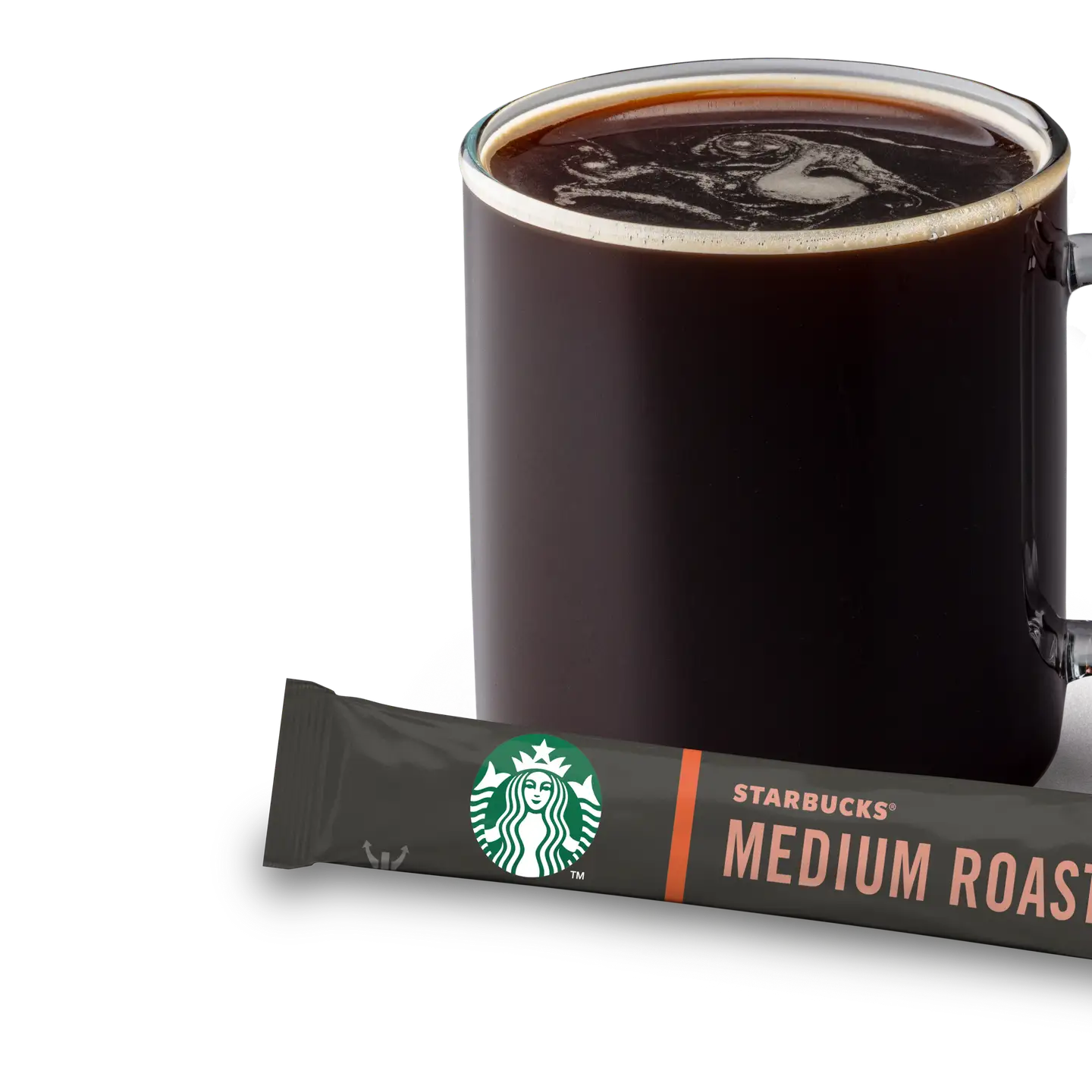 Una taza de café de Starbucks con una bolsa de café instantáneo de tueste medio.