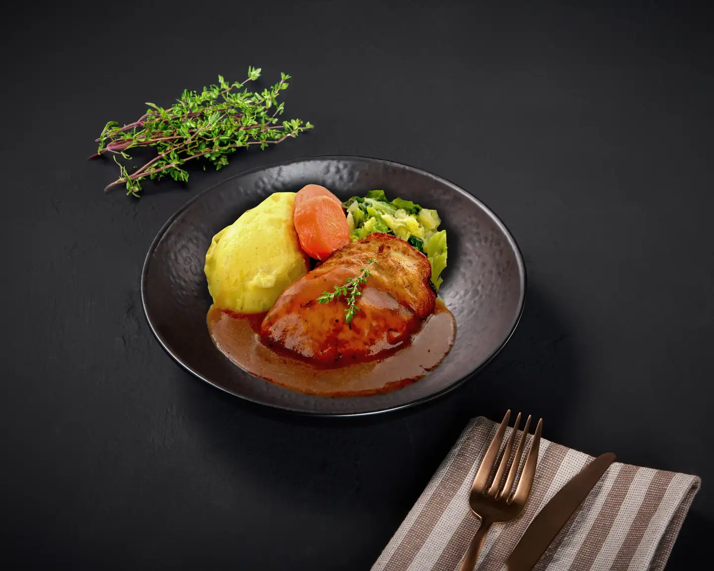 Pechuga de pollo con puré de patatas y verduras 