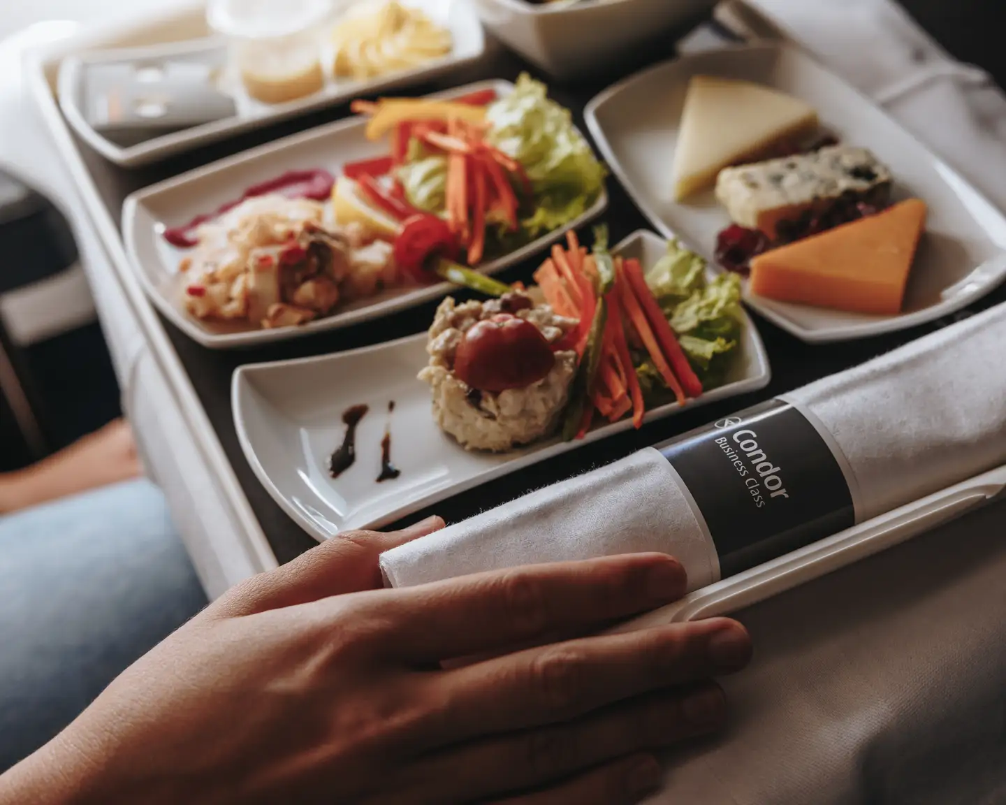 Un menú bien presentado en una bandeja.