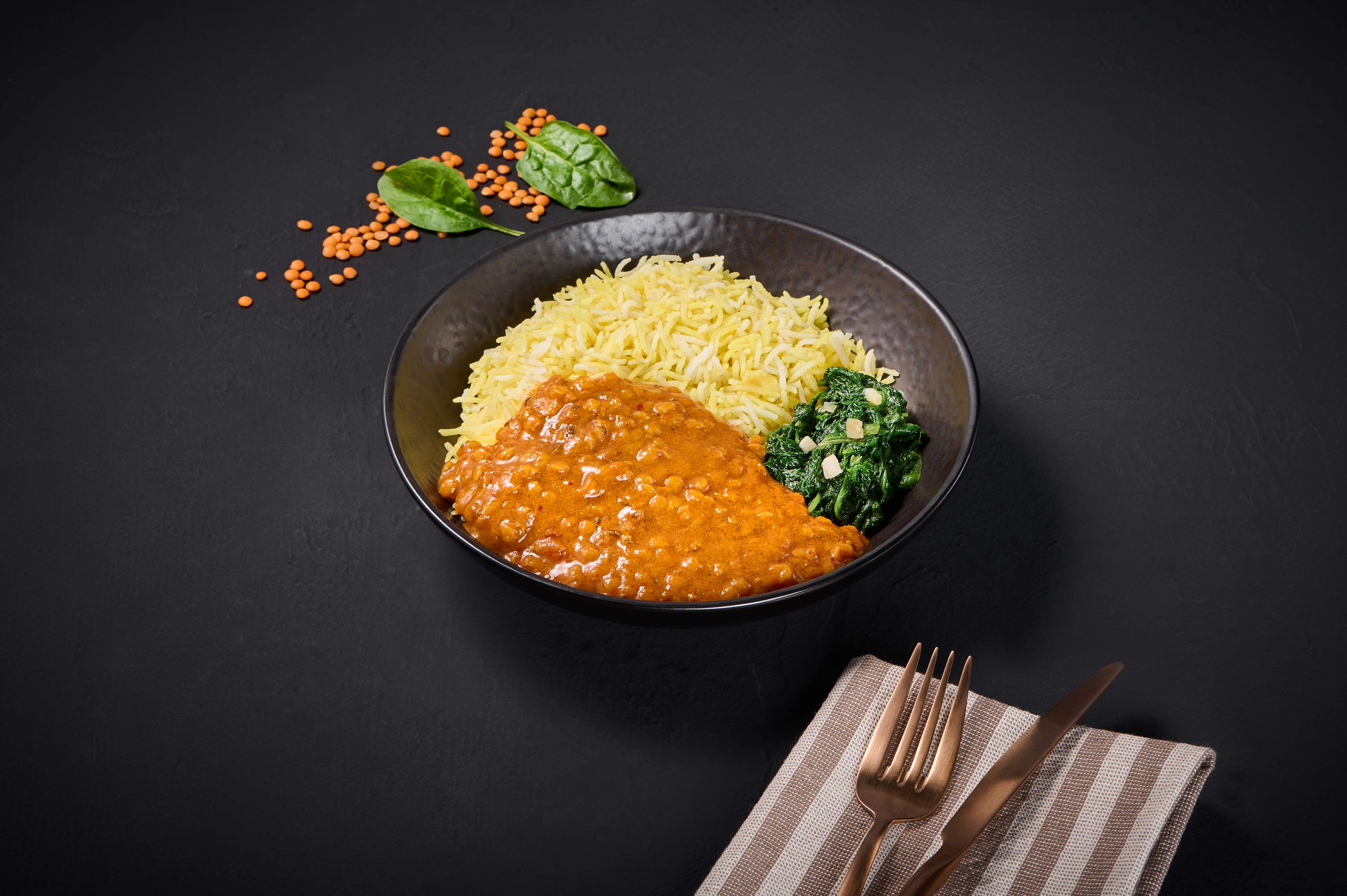 Dal de lentejas y arroz servidos en un plato.