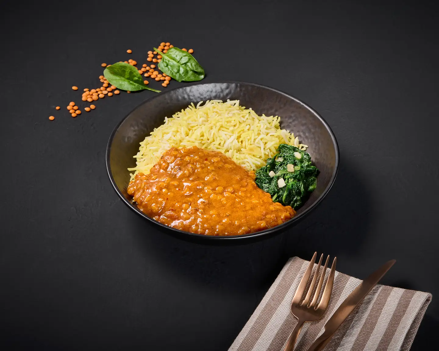 Dal de lentejas y arroz servidos en un plato.