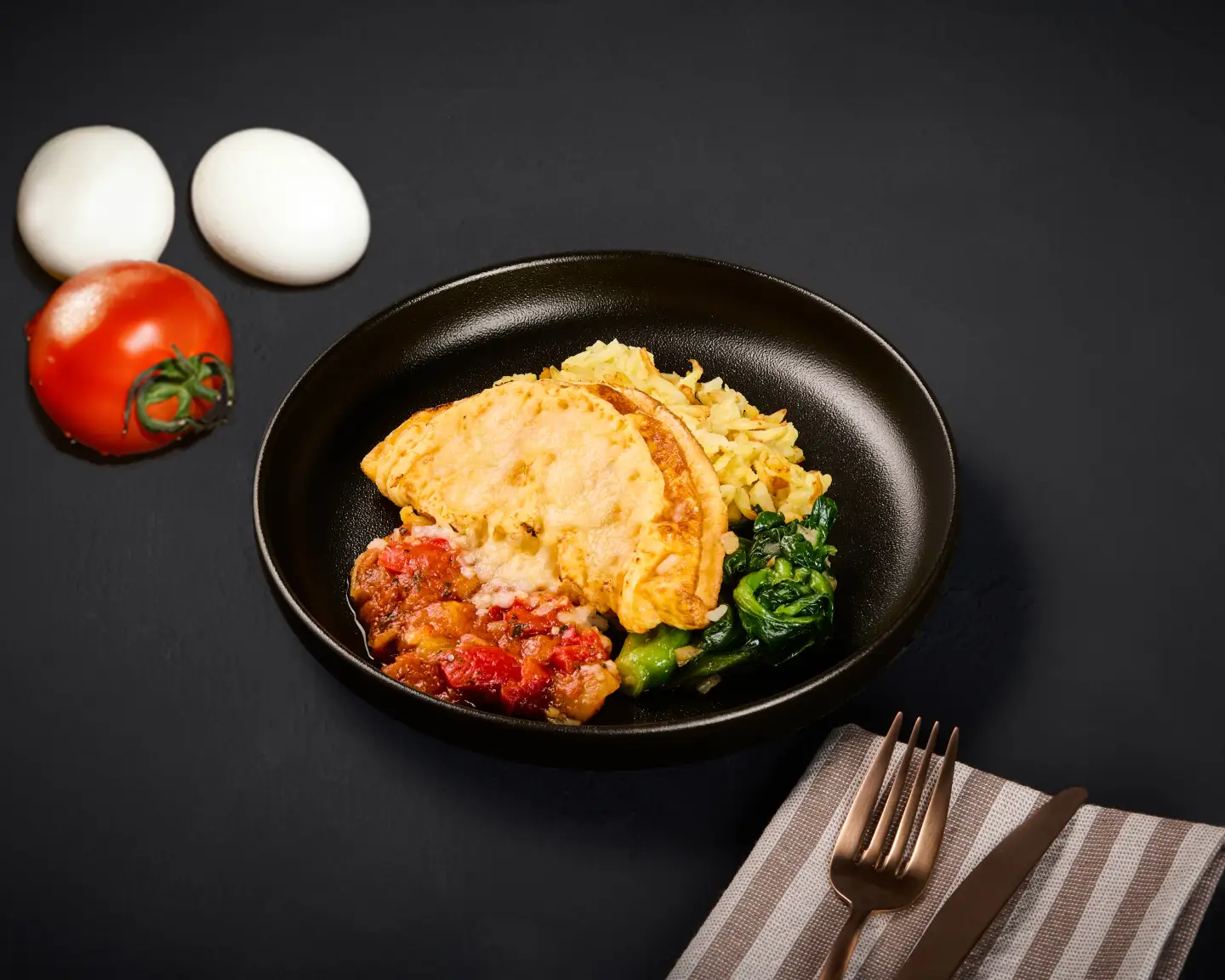 Omelette y verduras colocadas en un plato