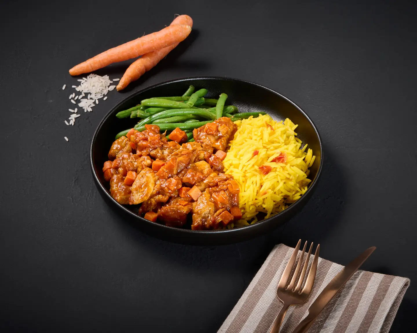Pollo persa con kabsa y arroz basmati aromático.