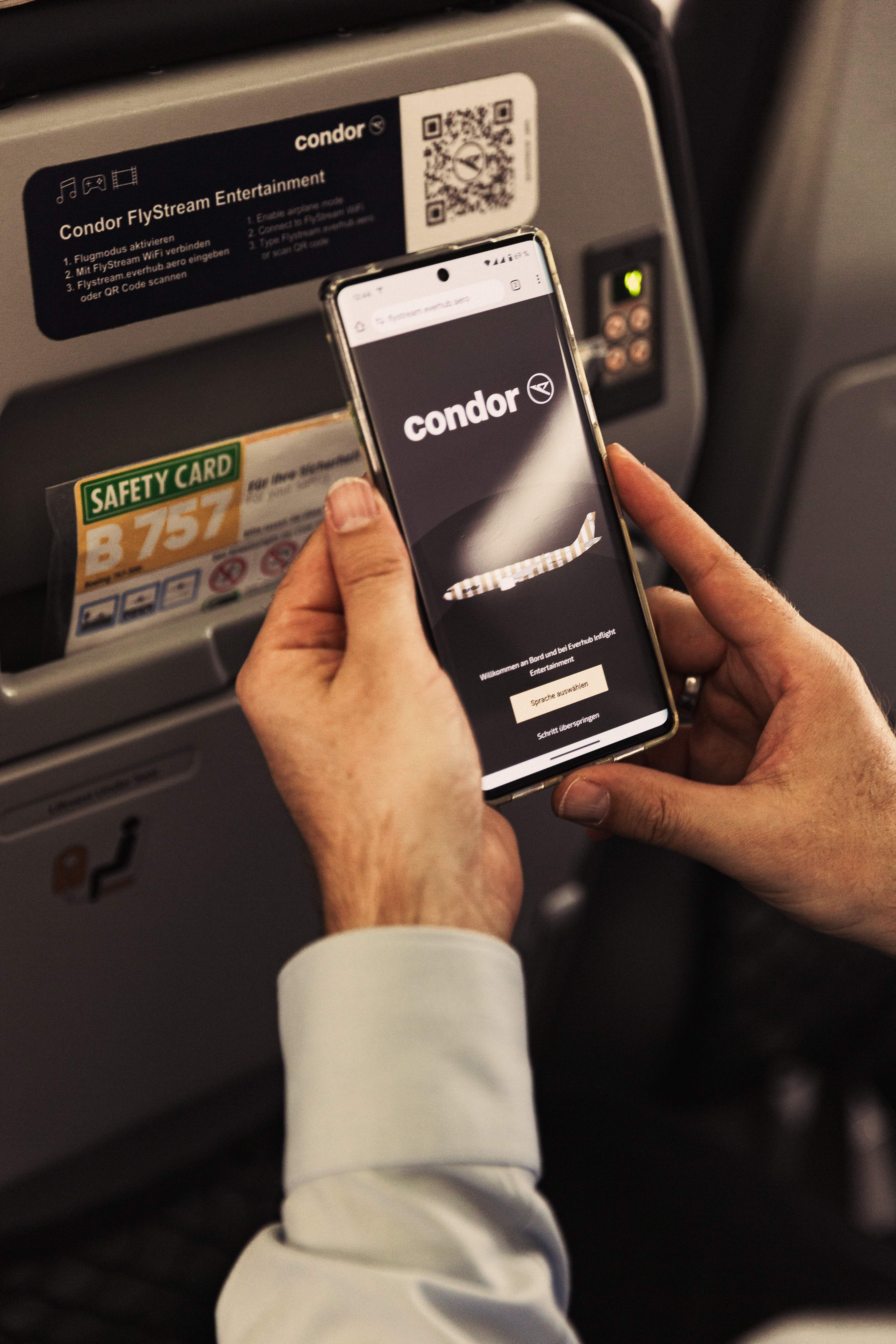 Zábavní produkt Flystream na sedadle letadla Condor.