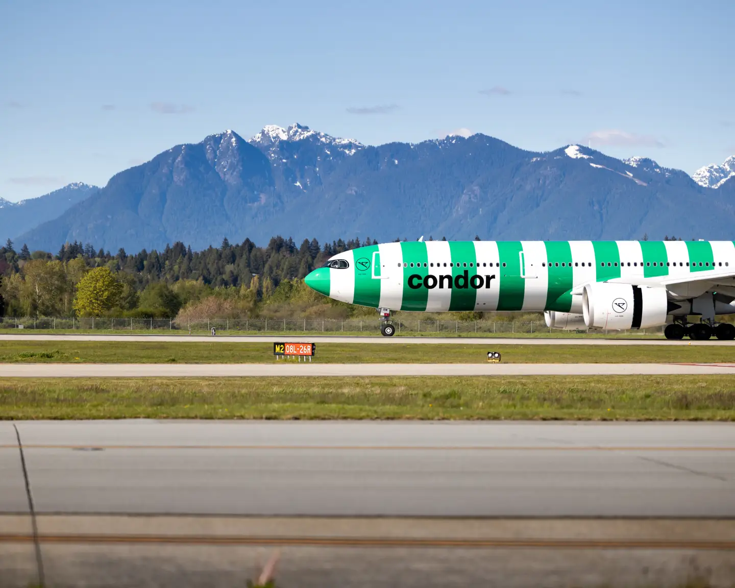 a330neo-island-vancouver-condor (17)