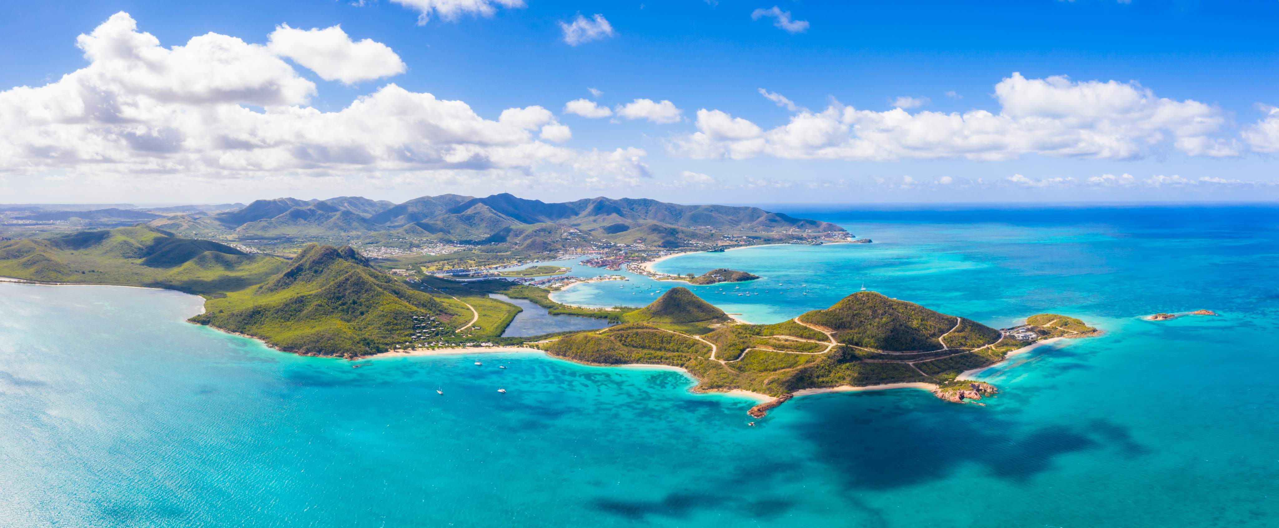 Luftaufnahme von Pearns Point und dem Karibischen Meer, Antigua, Antigua und Barbuda, Karibik, Westindische Inseln, Leeward-Inseln