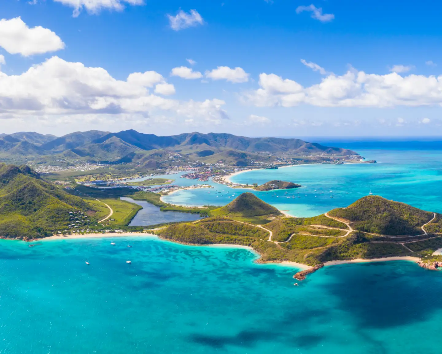 Luftaufnahme von Pearns Point und dem Karibischen Meer, Antigua, Antigua und Barbuda, Karibik, Westindische Inseln, Leeward-Inseln