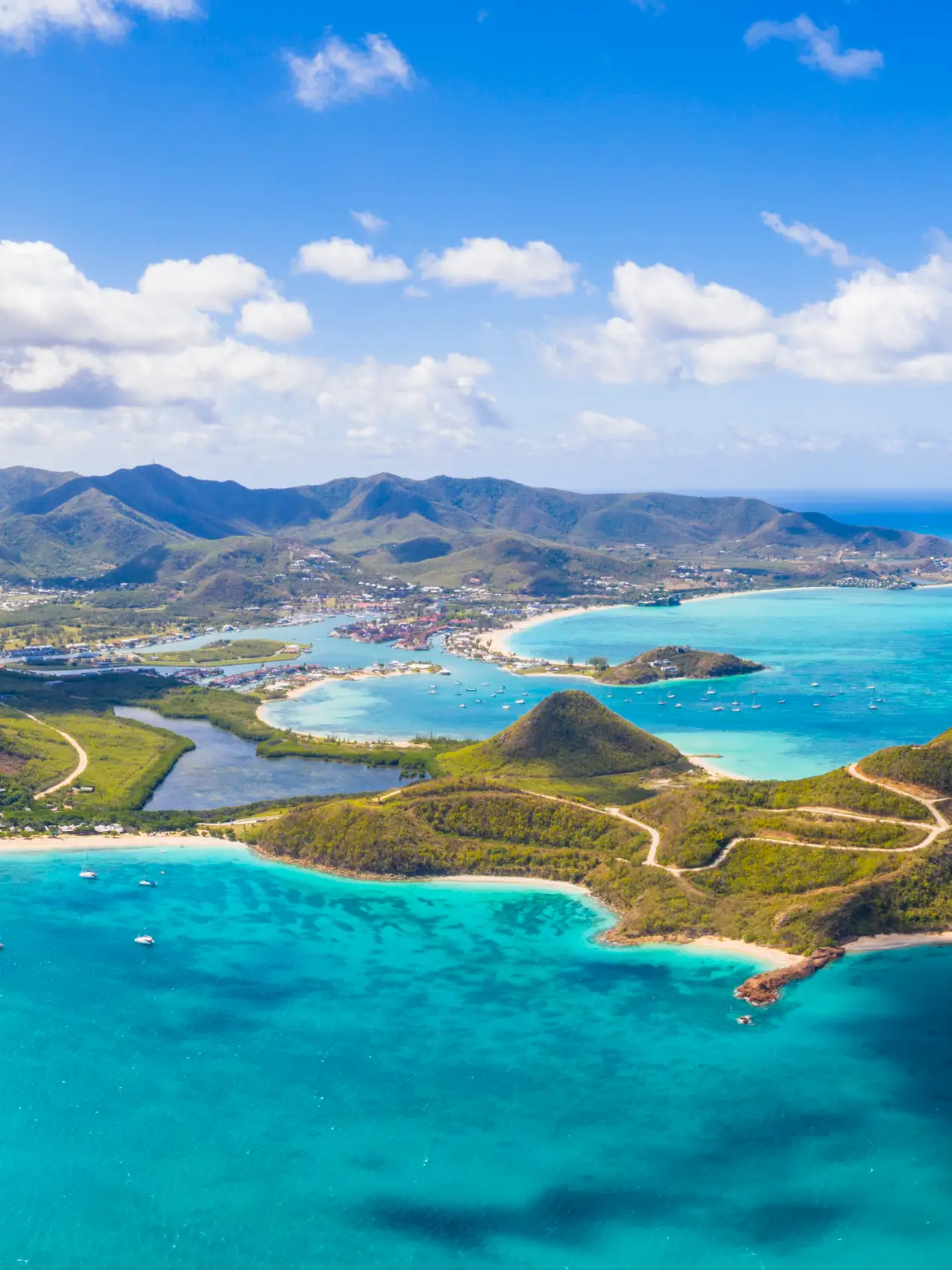 Luftaufnahme von Pearns Point und dem Karibischen Meer, Antigua, Antigua und Barbuda, Karibik, Westindische Inseln, Leeward-Inseln