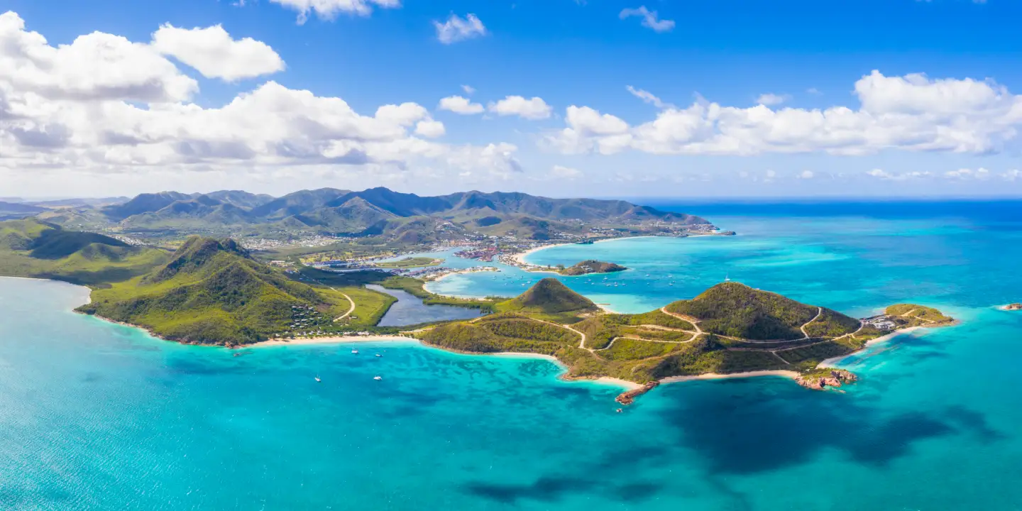 Luftaufnahme von Pearns Point und dem Karibischen Meer, Antigua, Antigua und Barbuda, Karibik, Westindische Inseln, Leeward-Inseln