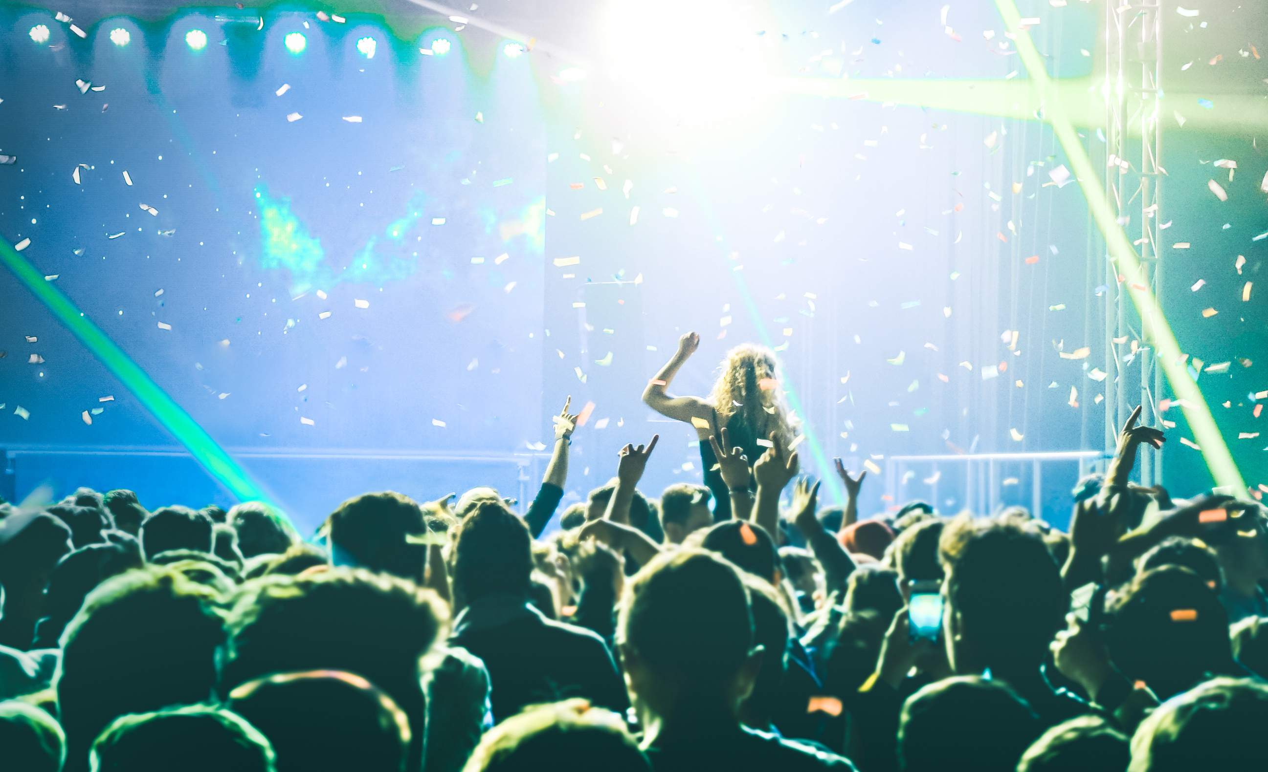 Live-Konzert – Festivalstimmung mit begeistertem Publikum