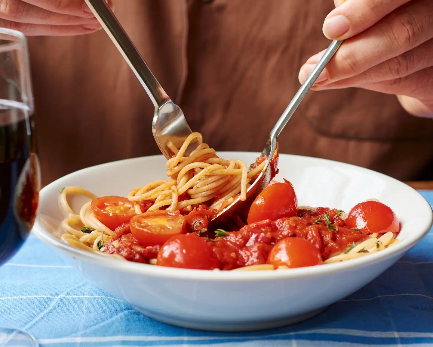 beyond-italien-essen-spaghetti-napoli-mit-rotwein-condor