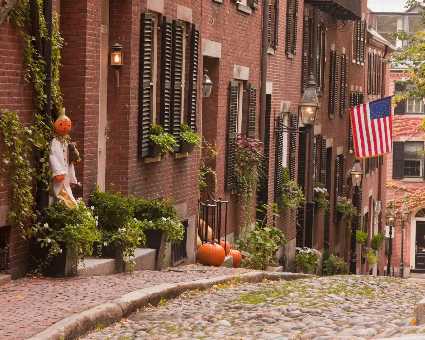 Herbstlich geschmückte Straße in Bostons Beacon Hill mit Kürbissen, Halloween-Dekoration und historischen Backsteinhäusern.