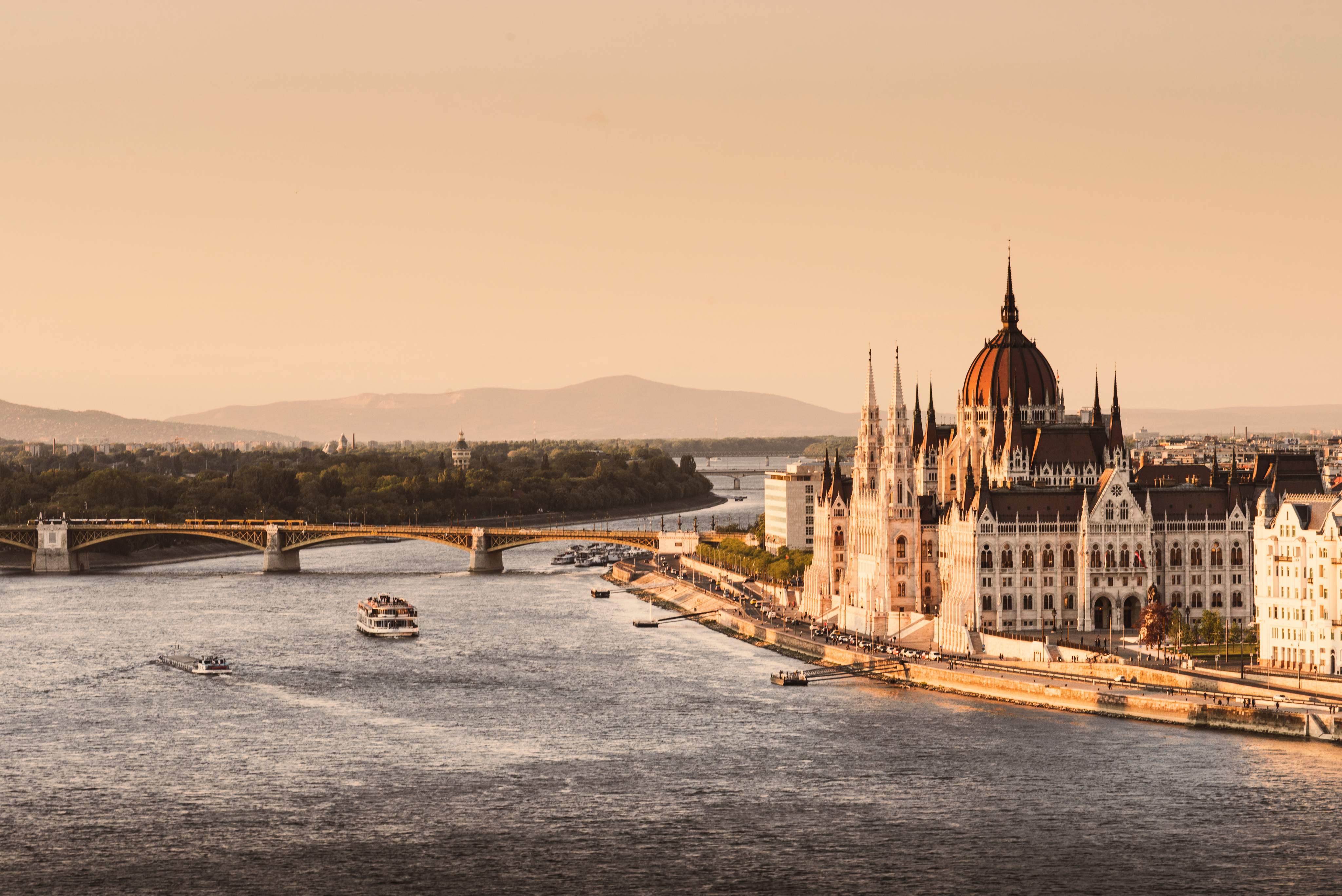 Blick über die Donau in Budapest auf das ungarische Parlamentsgebäude am Flussufer.