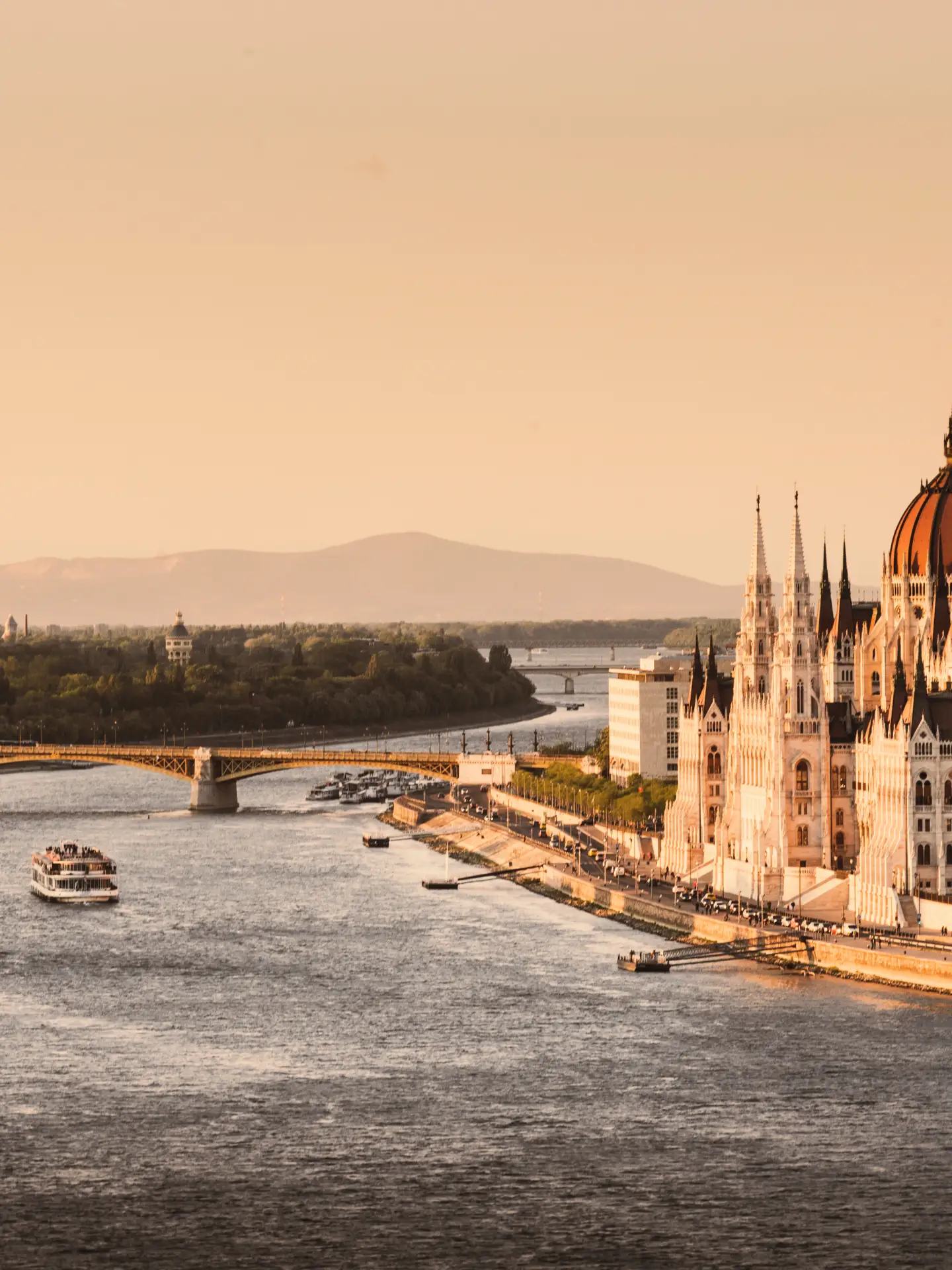 Blick über die Donau in Budapest auf das ungarische Parlamentsgebäude am Flussufer.