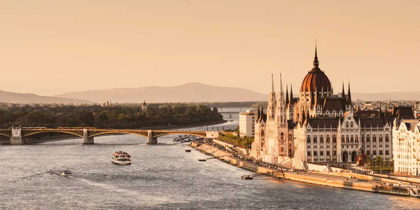 Blick über die Donau in Budapest auf das ungarische Parlamentsgebäude am Flussufer.