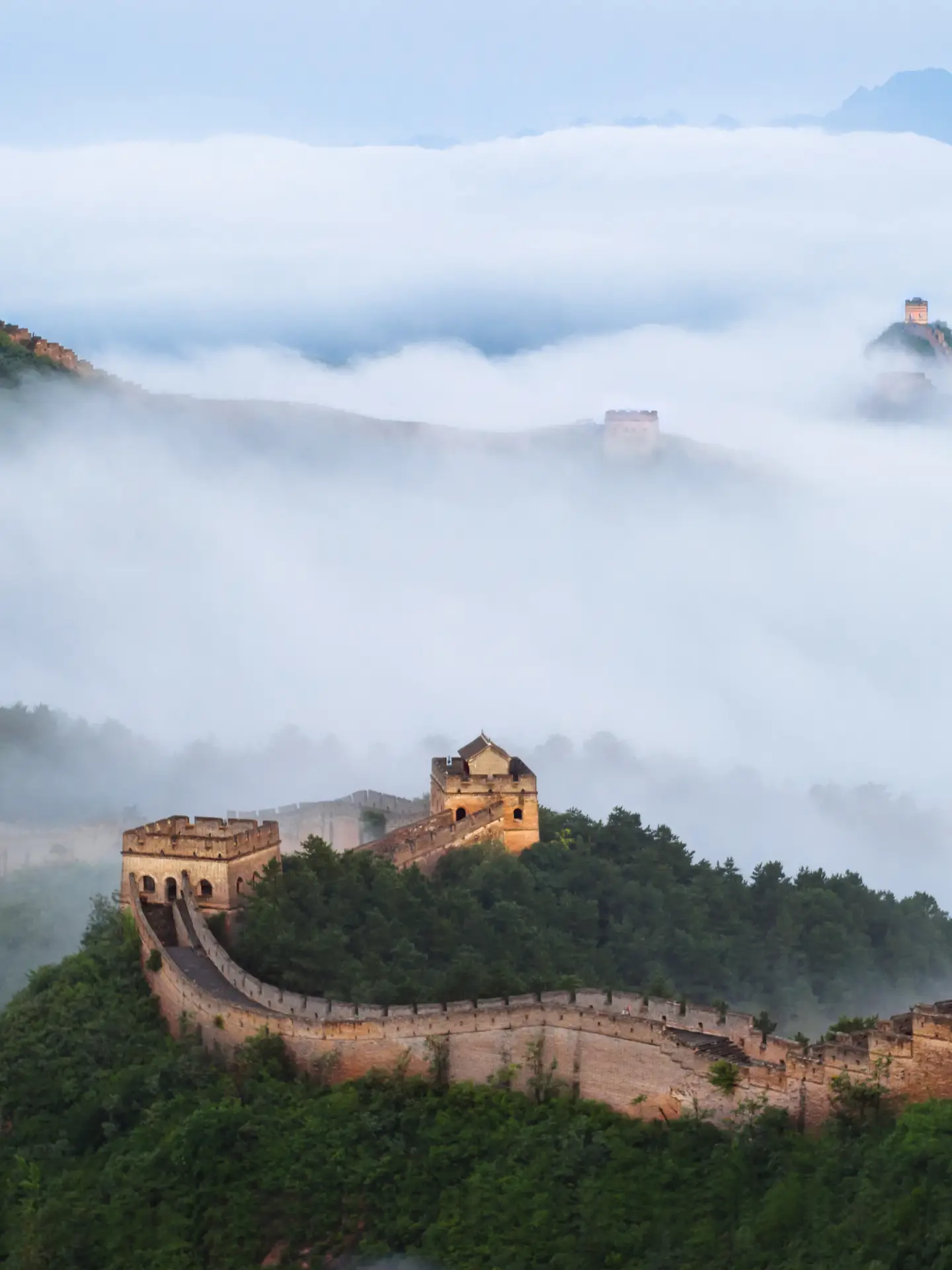 The Great Wall of Jinshan Mountains in the Cloud Sea