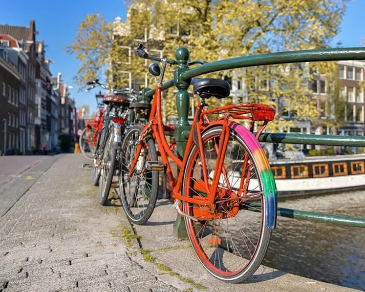 Amsterdam – Vélos le long des canaux
