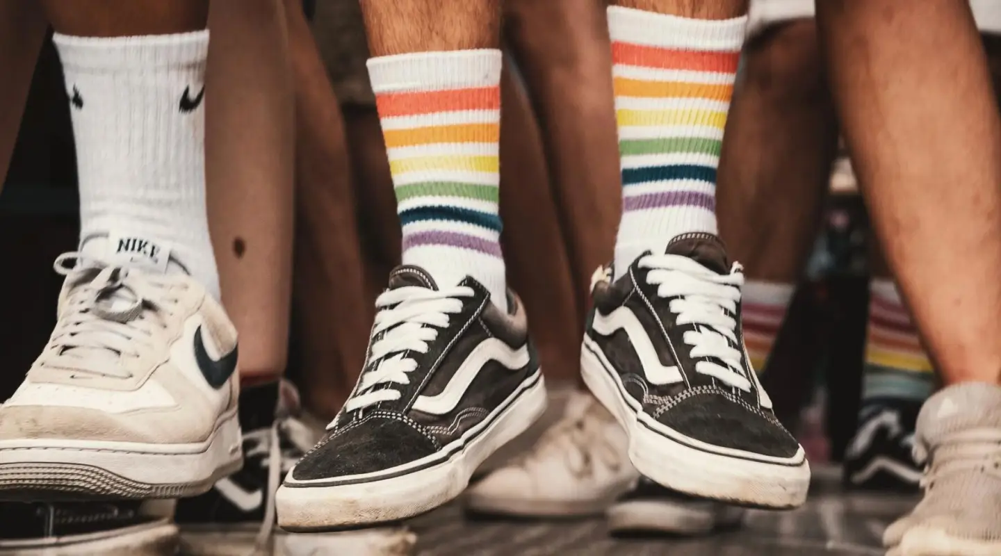 Chaussettes arc-en-ciel comme symbole de diversité et de fierté