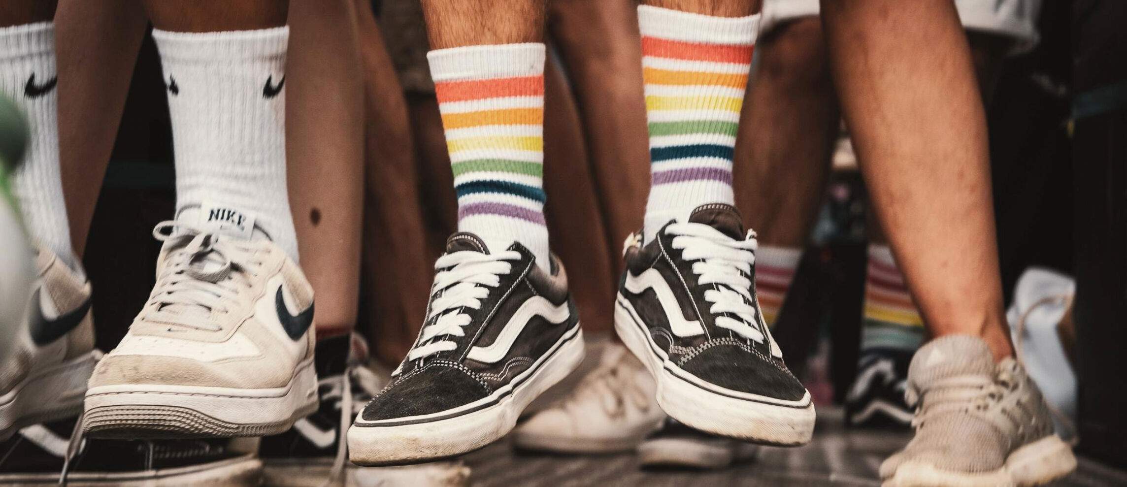 Regenbogen-Socken als Symbol für Vielfalt und Pride