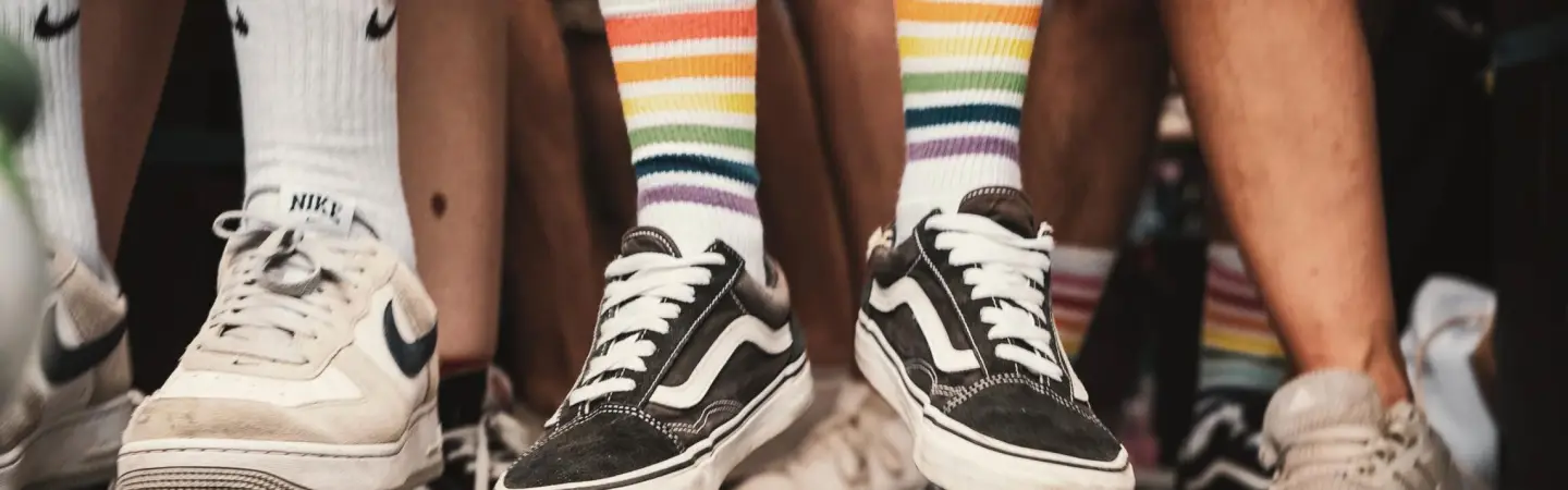 Regenbogen-Socken als Symbol für Vielfalt und Pride