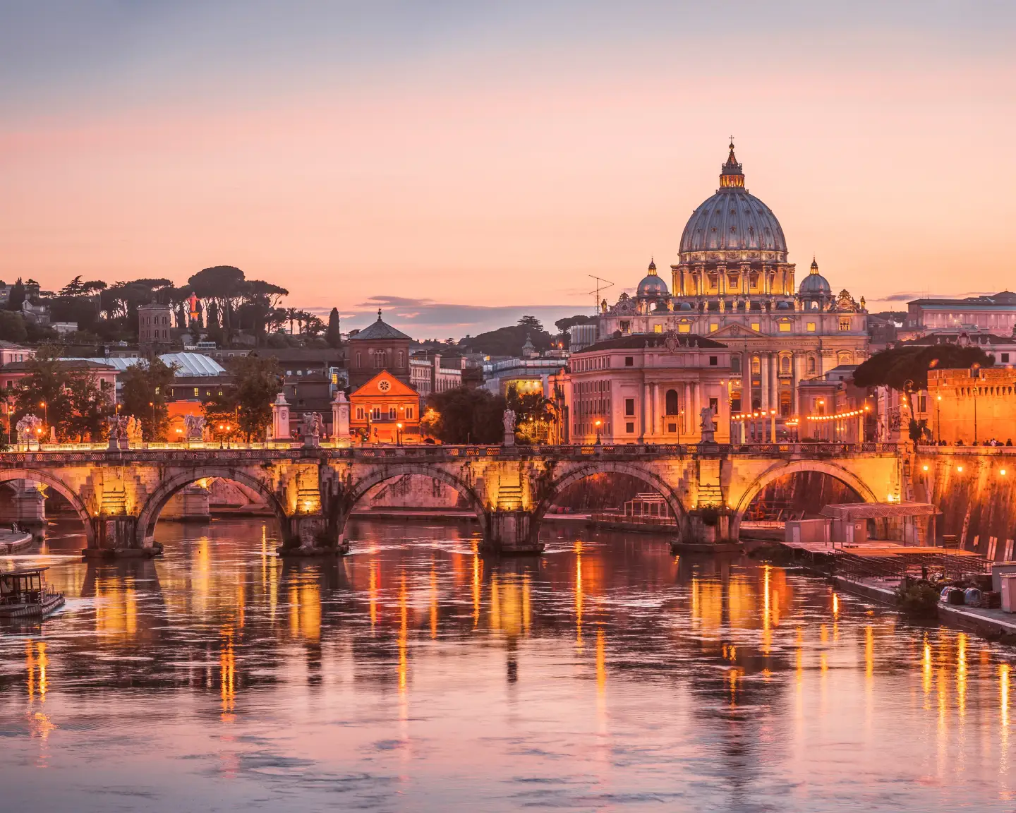  Ikonische Wahrzeichen Roms, der alten Hauptstadt Italiens, spiegeln sich im ruhigen Wasser des Tibers. 