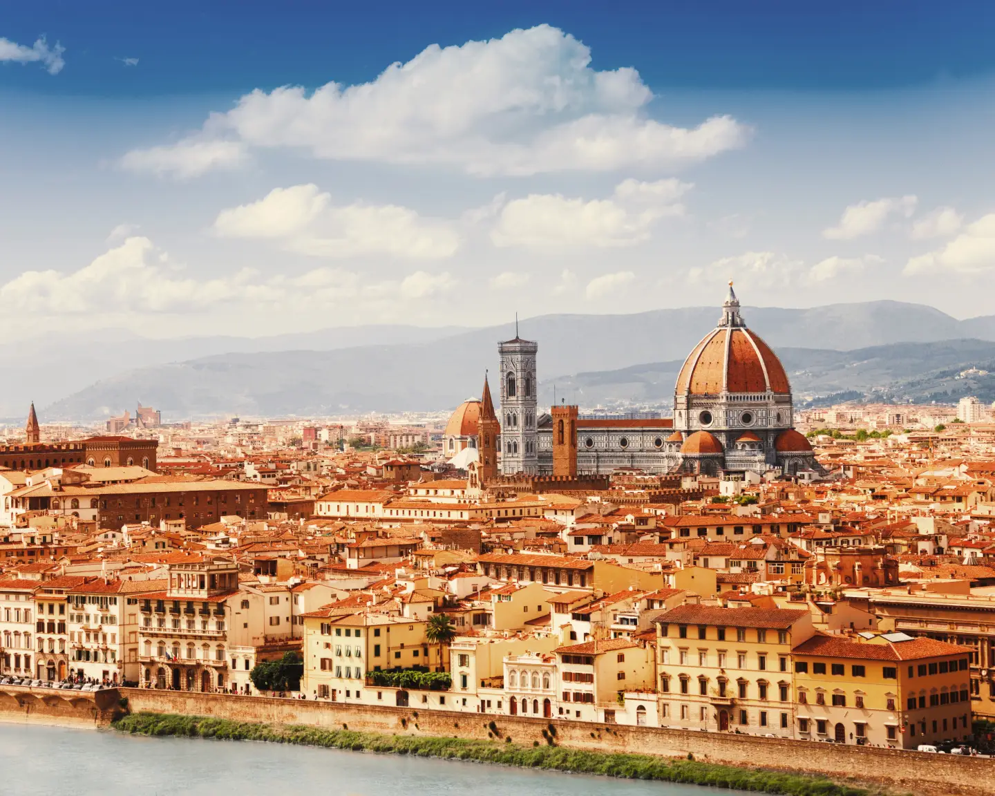 Vue panoramique sur l'horizon de Florence avec la cathédrale Santa Maria del Fiore, des bâtiments historiques et les collines de la Toscane en arrière-plan.