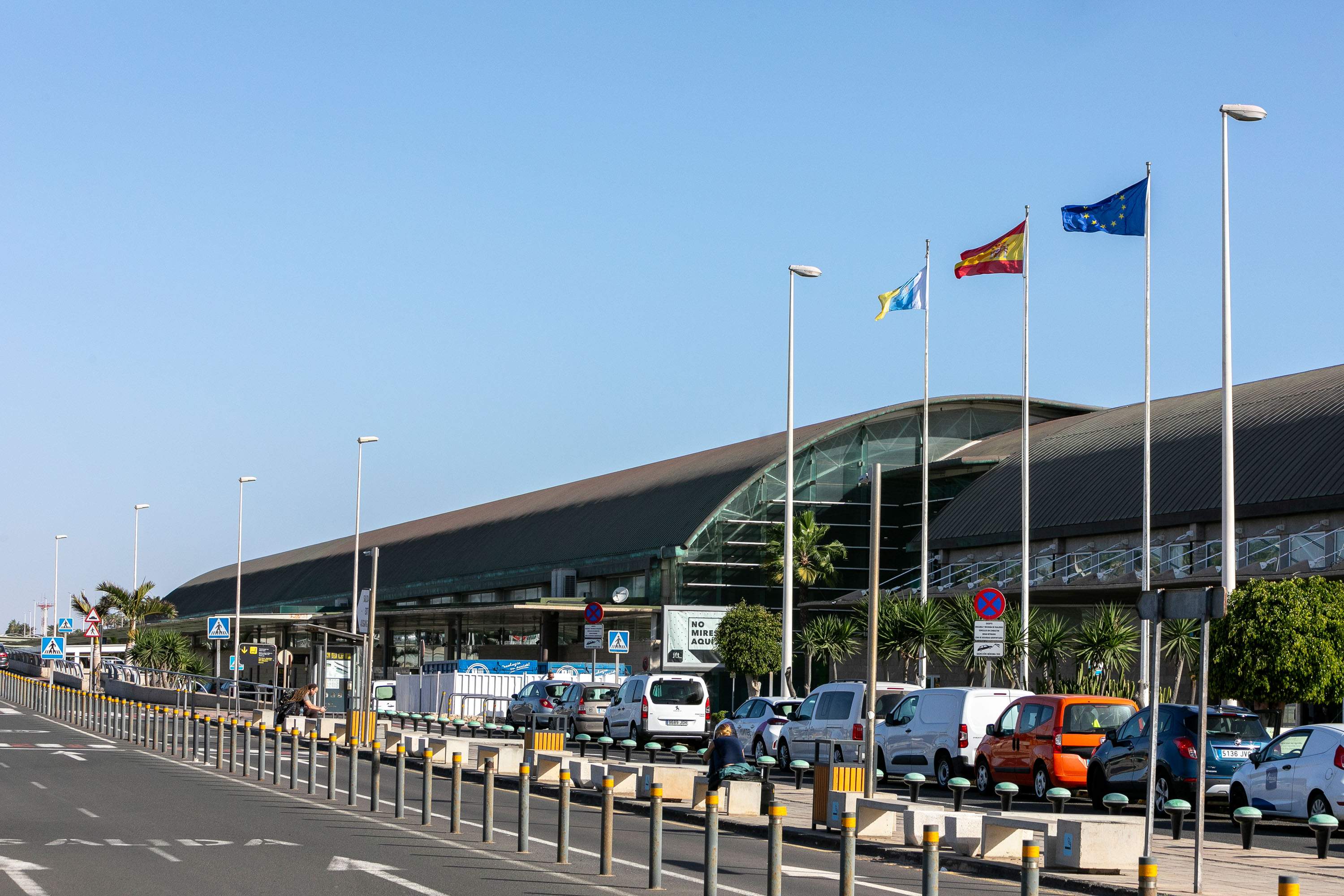 Außenansicht des Terminals am Flughafen Fuerteventura mit spanischer und europäischer Flagge.