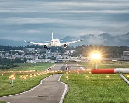Flugzeug im Landeanflug auf den Flughafen Zürich