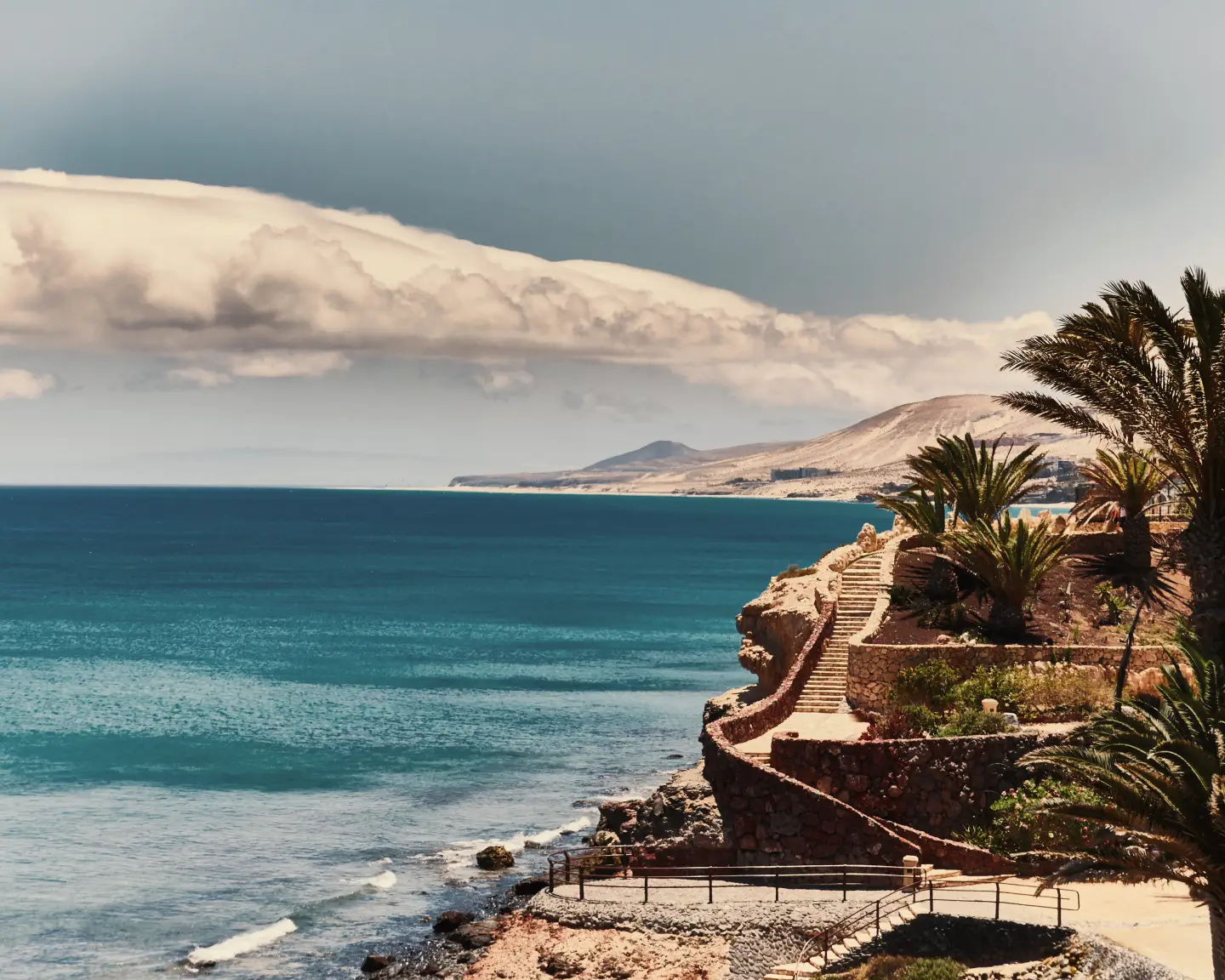 Tropisches Paradies mit blauem Wasser, blauem Himmel und Palmen auf Fuerteventura