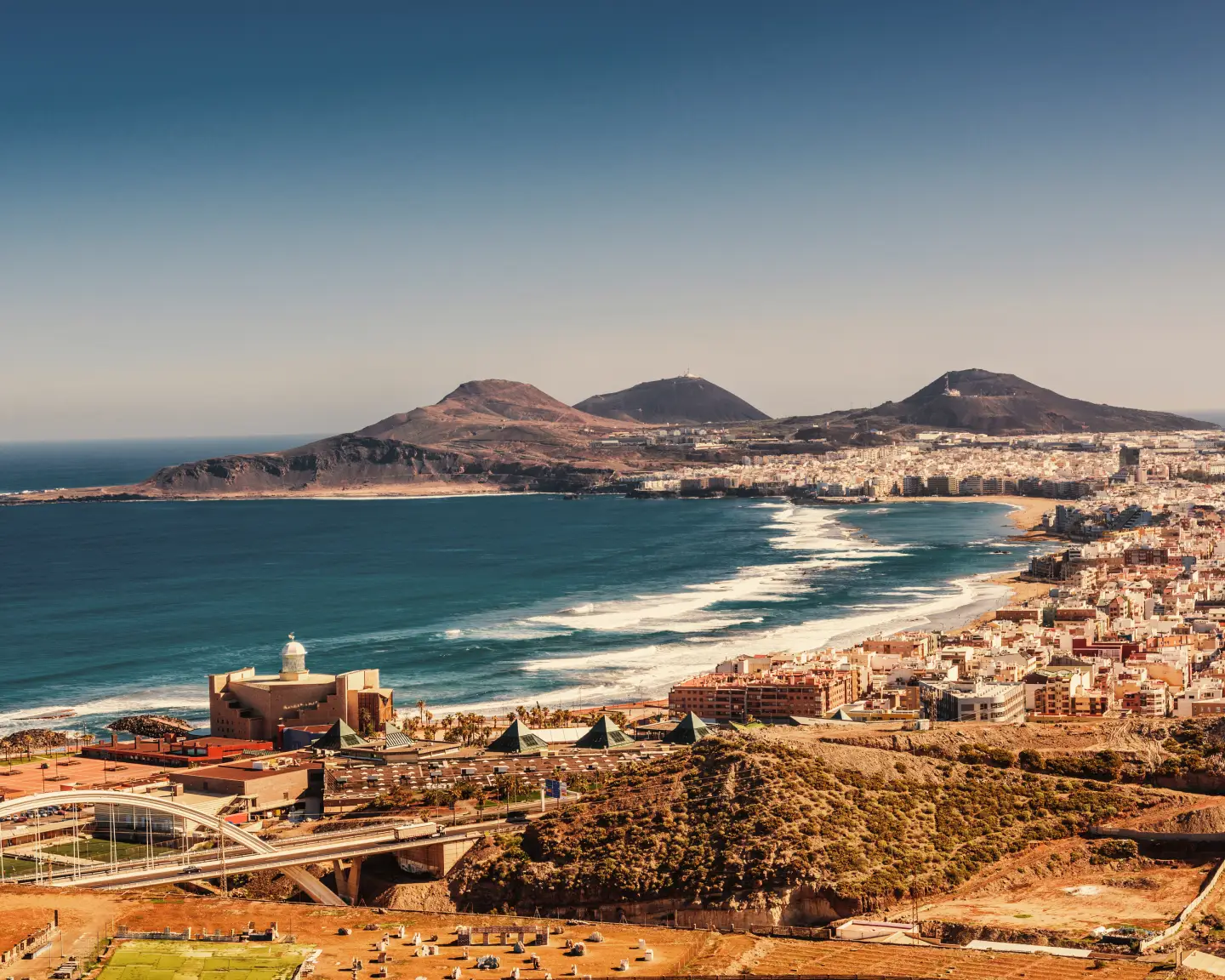 Luftbild über die Küste und die wunderschöne Stadt Las Palmas, Gran Canaria (Spanien)