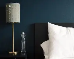 Modernes Hotelzimmer mit stilvollem Nachttisch