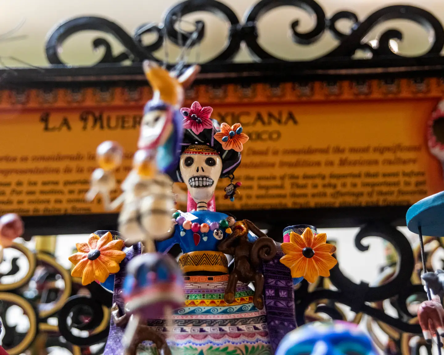 Die mexikanische Catrina ist die bekannteste Figur und Ikone des Tages der Toten in Mexiko. Sie wird von farbenfroh bemalten Tonschädeln begleitet, die am Tag der Toten zur Dekoration verwendet werden.