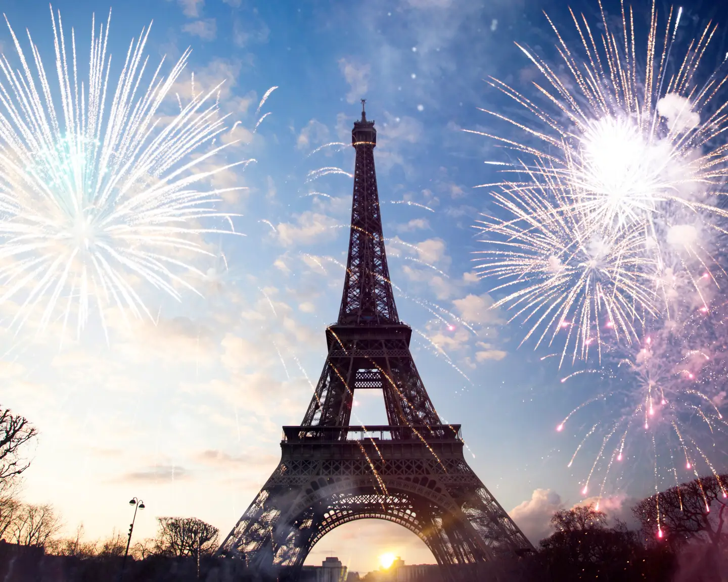 Feuerwerk rund um den Eiffelturm in Paris zum Jahreswechsel.