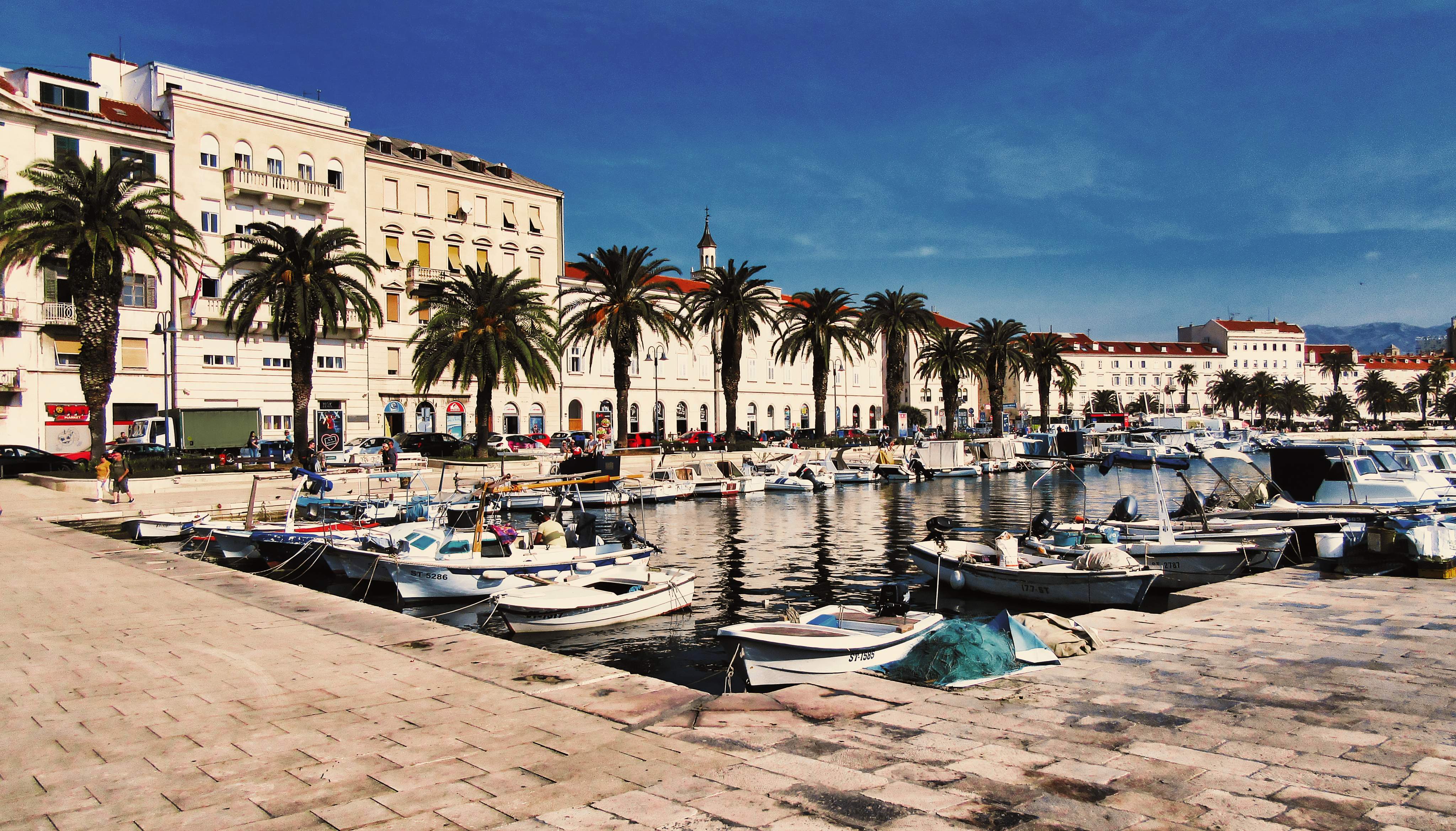 split-spu-kroatien-stadt-mit-hafen-condor