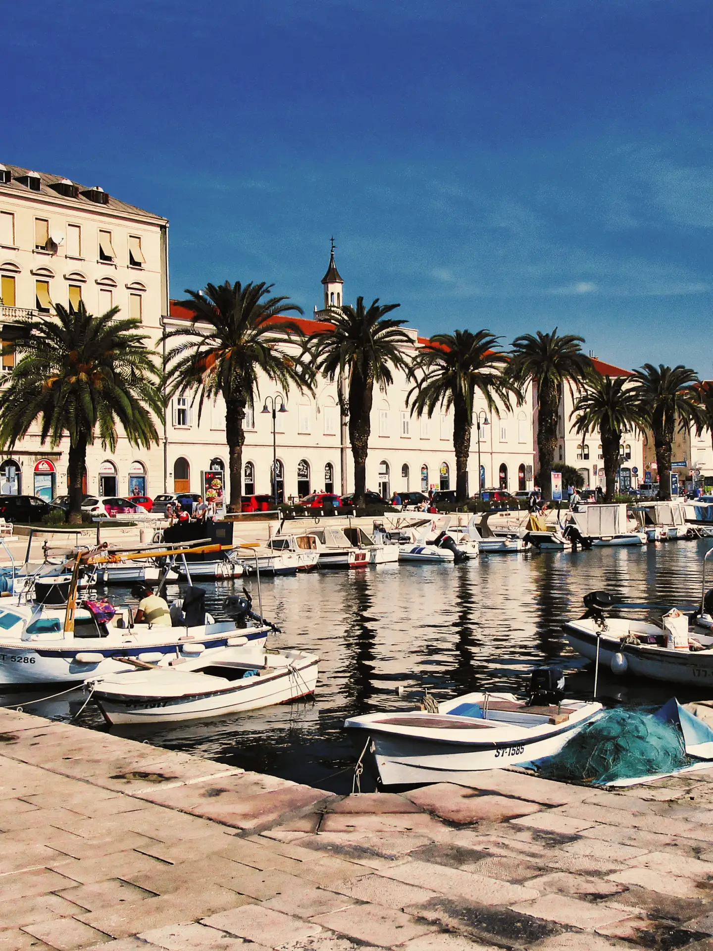 split-spu-kroatien-stadt-mit-hafen-condor