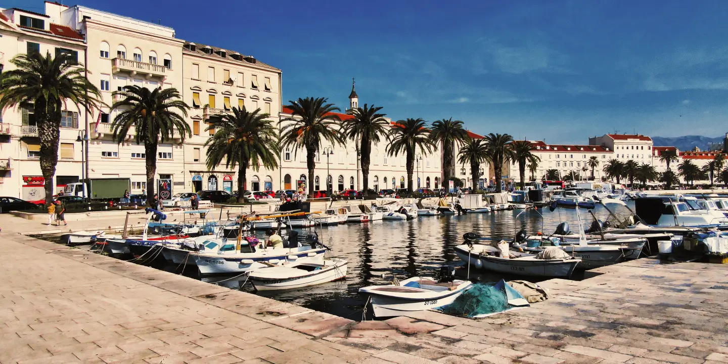 split-spu-kroatien-stadt-mit-hafen-condor