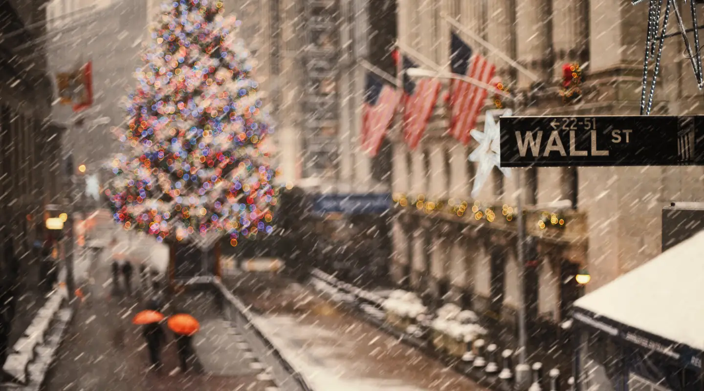 Verschneite Wall Street in der Weihnachtszeit