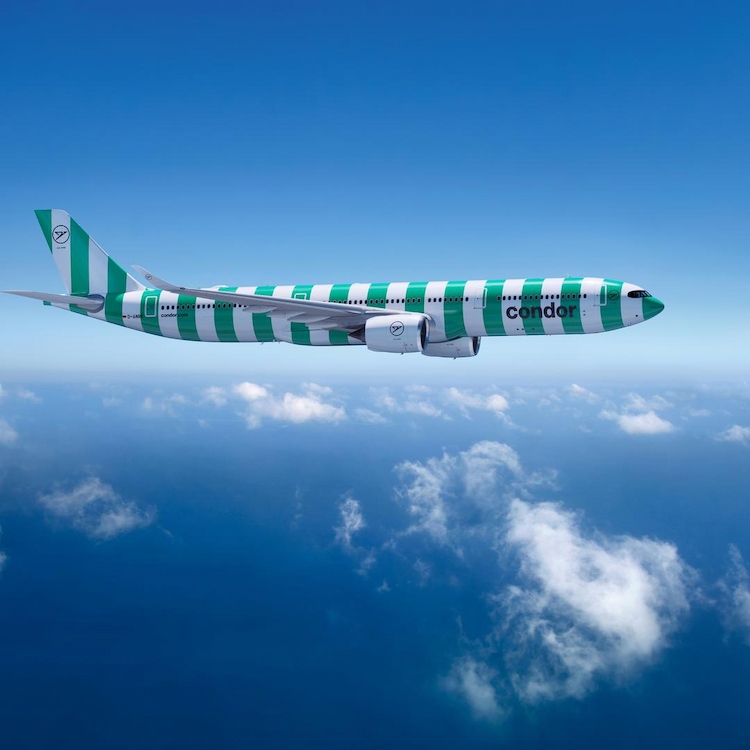 Condor Airbus A330neo mit blauen Streifen fliegt über das Meer