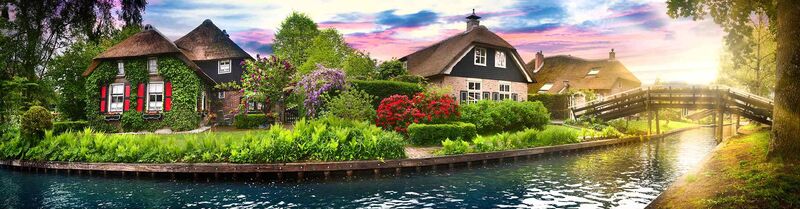 Beautiful view of the houses overlooking the canals in the village of Giethoorn, near Amsterdam, which is known as the Venice of the North