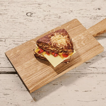 Pretzel triangle with cheese and grilled vegetables