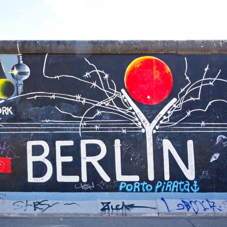 Mural Berlyn and symbolic wall with barbed wire, artist Gerhard Lahr, wall painting at East Side Gallery