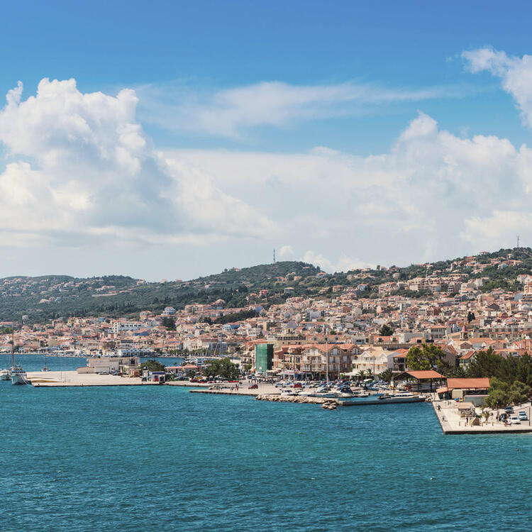 Ansicht des Hafens von Argostoli auf der Insel Kefalonia in Griechenland. Es gibt eine Reihe von Booten und Schiffen im Hafen zu sehen.